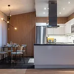 Stylish Rowhouse, Guiet Area Free Wi-fi & Parking Apartamento *
