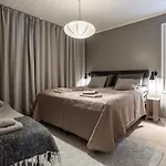 Stylish Rowhouse, Guiet Area Free Wi-fi & Parking
