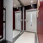 Stylish Rowhouse, Guiet Area Free Wi-fi & Parking