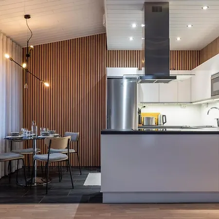 Stylish Rowhouse, Guiet Area Free Wi-fi & Parking Apartment *