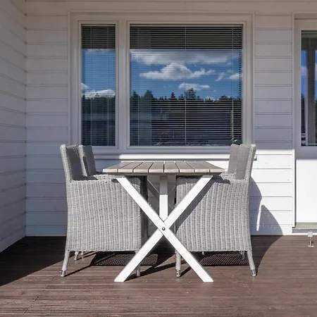 Stylish Rowhouse, Guiet Area Free Wi-fi & Parking