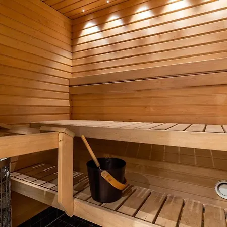 Stylish Rowhouse, Guiet Area Free Wi-fi & Parking