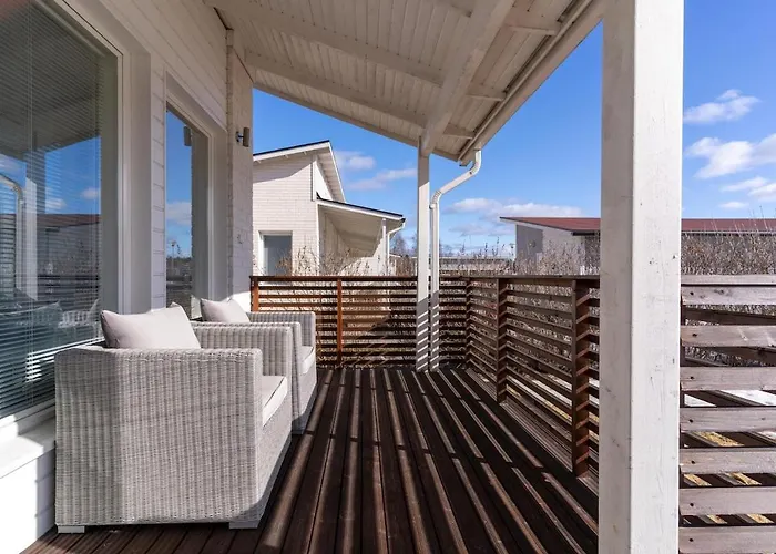 Stylish Rowhouse, Guiet Area Free Wi-fi & Parking Διαμέρισμα