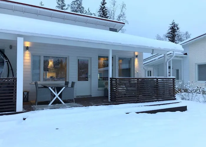 Stylish Rowhouse, Guiet Area Free Wi-fi & Parking