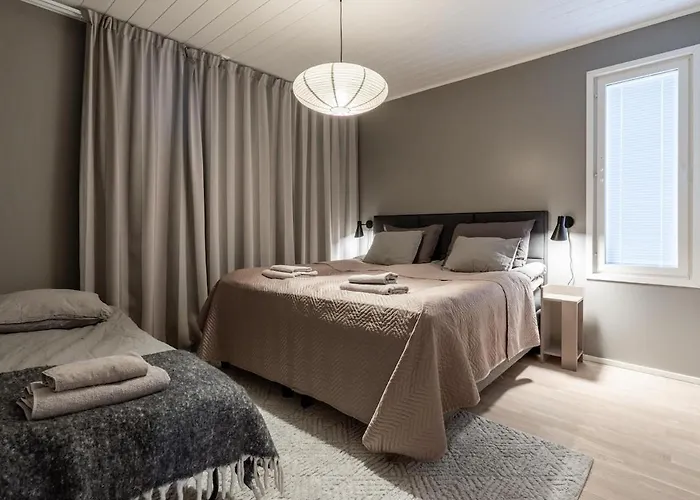 Stylish Rowhouse, Guiet Area Free Wi-fi & Parking