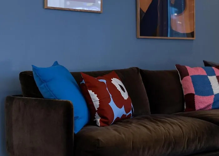 Stylish Rowhouse, Guiet Area Free Wi-fi & Parking *