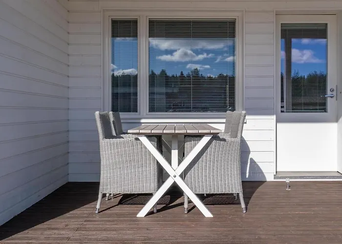 Stylish Rowhouse, Guiet Area Free Wi-fi & Parking