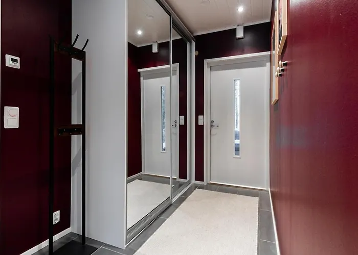 Stylish Rowhouse, Guiet Area Free Wi-fi & Parking